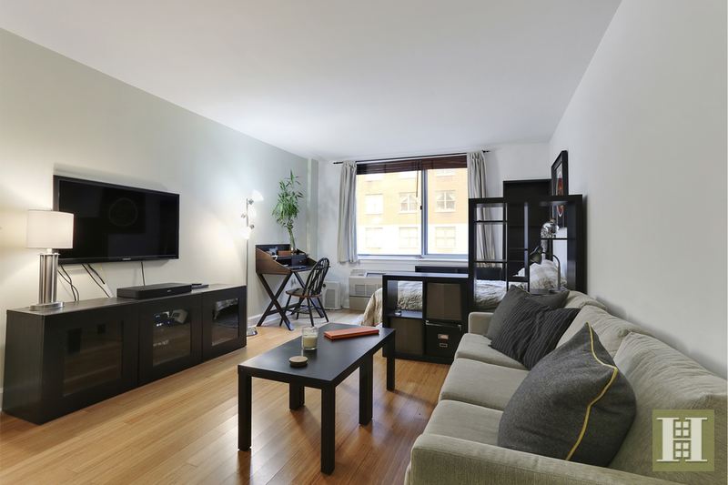Photo 1 of 505 West 47th Street 4Ds, Midtown West, NYC, $2,600, Web #: 14622612