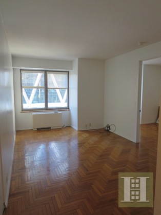Photo 1 of 301 West 57th Street 9F, Midtown West, NYC, $2,900, Web #: 15379006