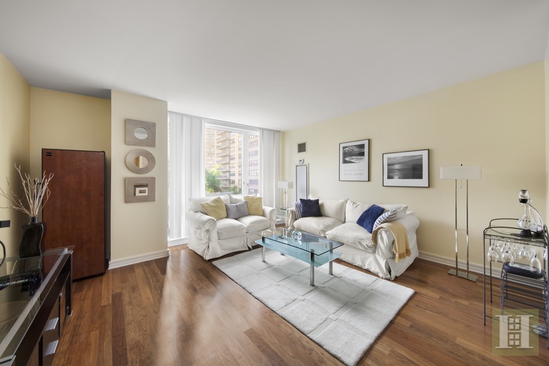 Photo 1 of 200 West End Avenue 7J, Upper West Side, NYC, $3,950, Web #: 15556136