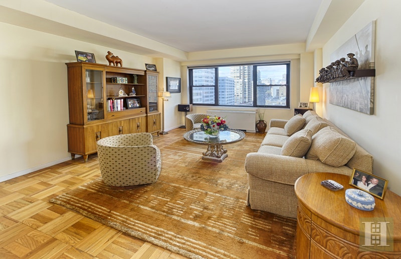 Photo 1 of 301 East 69th Street, Upper East Side, NYC, $1,055,000, Web #: 17999432