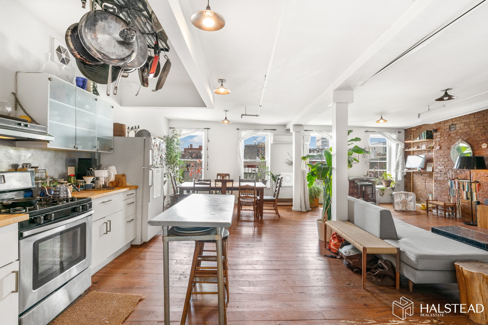 FABULOUS LOFT IN PRIME WILLIAMSBURG!