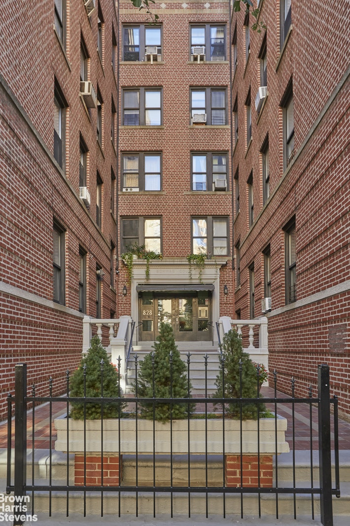 828 GERARD AVENUE