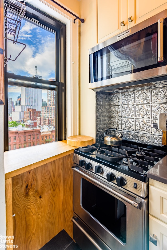 Photo 1 of 457 West 57th Street 1015, Midtown West, NYC, $375,000, Web #: 21381975