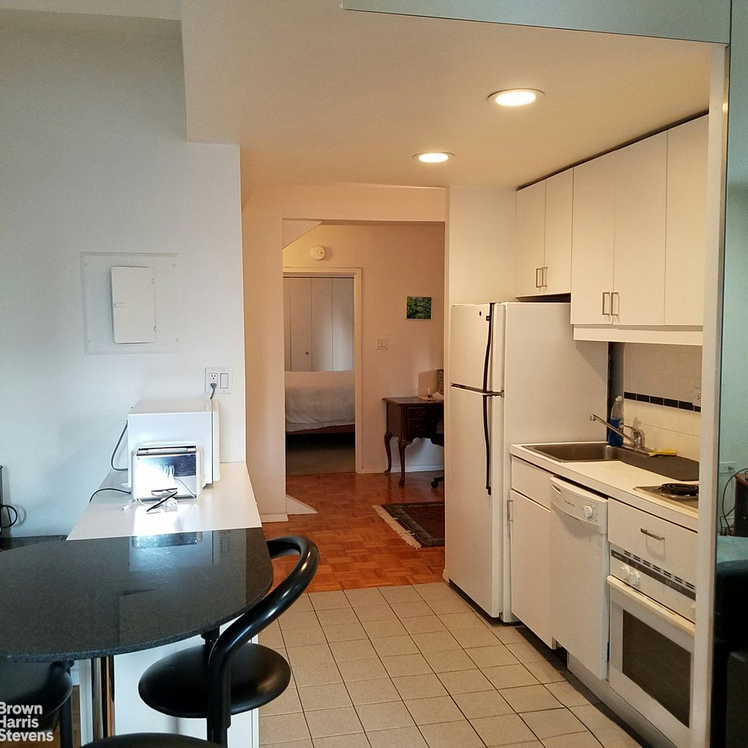 Photo 1 of 150 West 51st Street 1518, Midtown West, NYC, $3,800, Web #: 23006504
