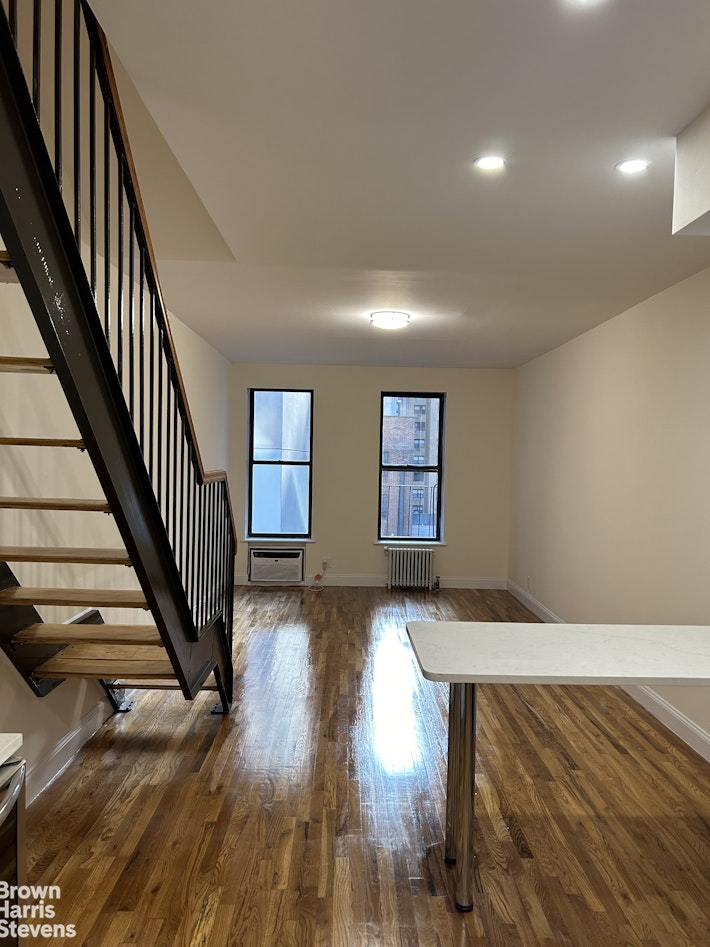 Photo 1 of 306 East 49th Street Ph1, Midtown East, NYC, $5,750, Web #: 23228749