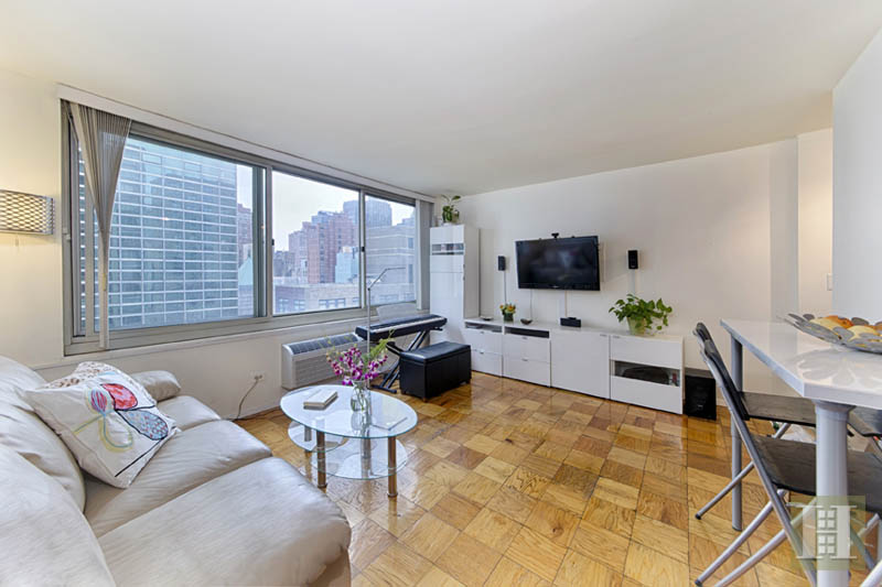 Photo 1 of 333 East 45th Street 26A, Midtown East, NYC, $2,995, Web #: 14197576