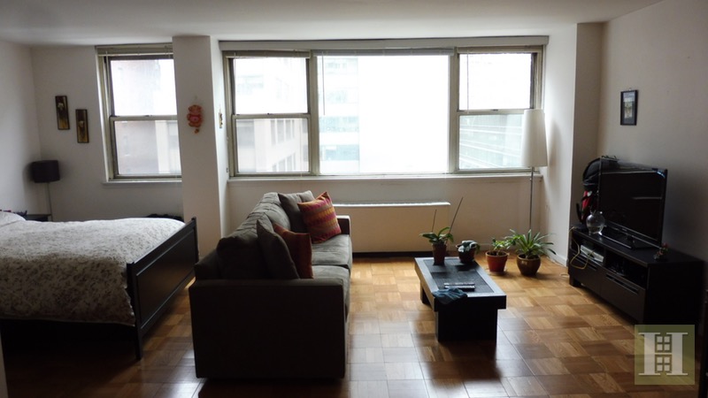 Photo 1 of 200 East 58th Street 8F, Midtown East, NYC, $2,600, Web #: 14825884