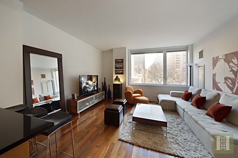 Photo 1 of 200 West End Avenue 6J, Upper West Side, NYC, $4,500, Web #: 15161987