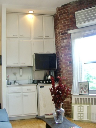 Photo 1 of 77 Perry Street, West Village, NYC, $3,200, Web #: 16120279