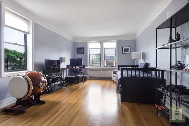 Photo 1 of Extra Large Top Floor Corner 1 Bed, Jackson Heights, Queens, NY, $0, Web #: 16838706
