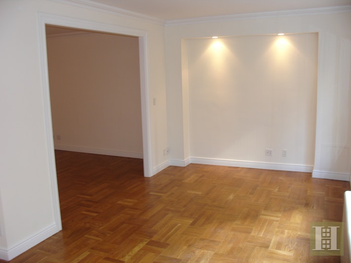 Photo 1 of 60 West 57th Street, Midtown West, NYC, $3,100, Web #: 17565816