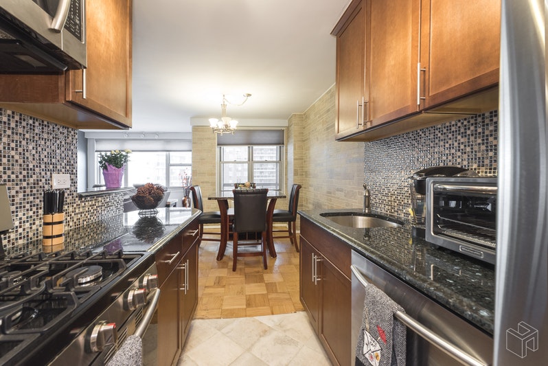 Photo 1 of 70-25 Yellowstone Blvd 6X, Forest Hills, Queens, NY, $459,000, Web #: 18212492