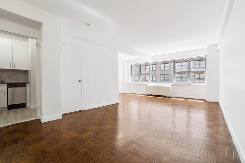 Photo 1 of 210 East 58th Street 4H, Midtown East, NYC, $2,862, Web #: 18558971