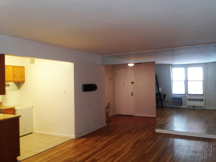 Photo 1 of 101 West 23rd Street 3C, Chelsea, NYC, $2,200, Web #: 18592037