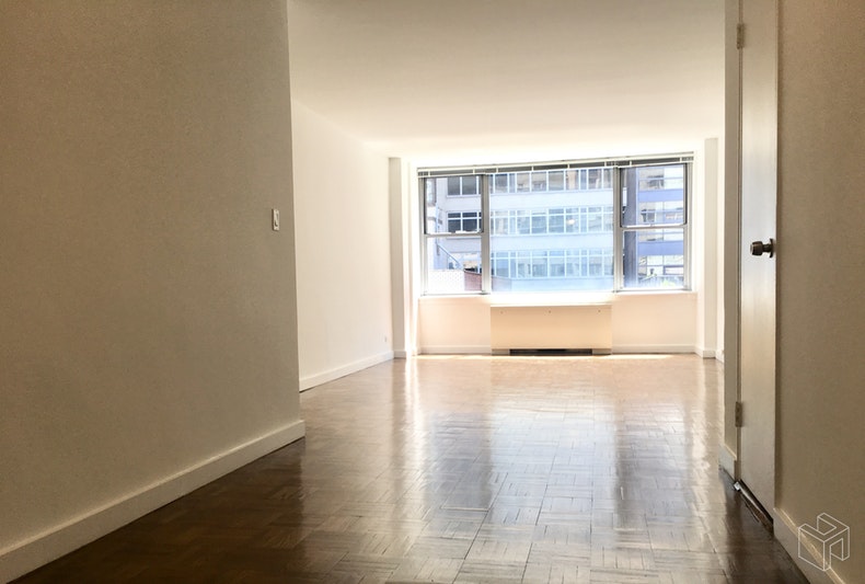 Photo 1 of 155 East 55th Street, Midtown East, NYC, $3,300, Web #: 18658303