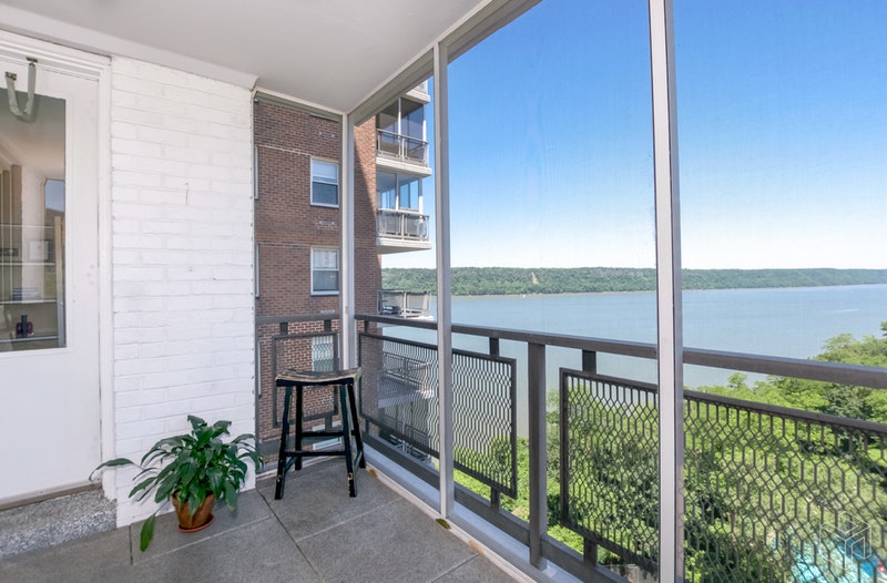 Photo 2 of 2621 Palisade Avenue 9F, Spuyten Duyvil, New York, 375,000