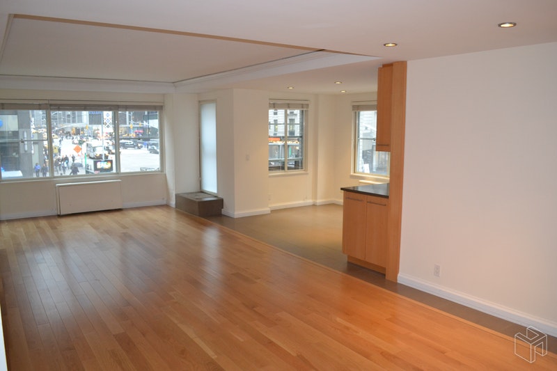 Photo 1 of 57th/5th No Fee Huge Jr 4 Terrace, Midtown West, NYC, $3,900, Web #: 18707388