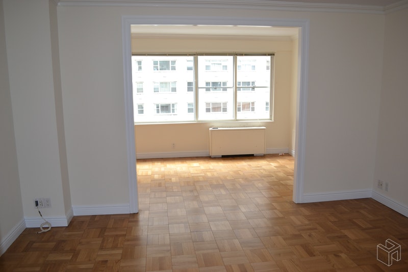 Photo 1 of 57th/5th Huge No Fee Alcove Studio, Midtown West, NYC, $2,900, Web #: 18707443