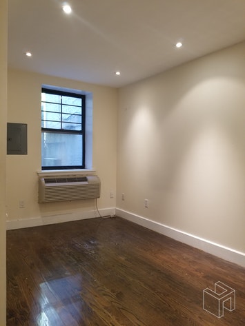 Photo 1 of 306 West 22nd Street 1B, Chelsea, NYC, $1,950, Web #: 18750627