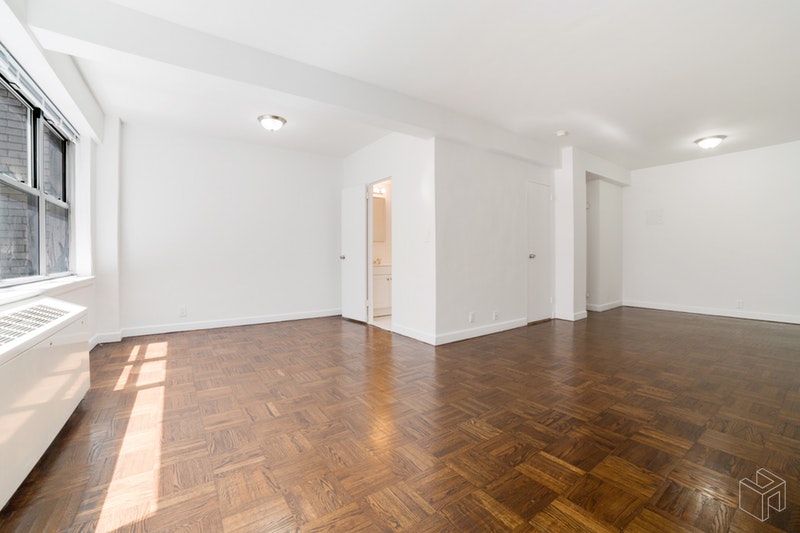 Photo 1 of 210 East 58th Street, Midtown East, NYC, $2,885, Web #: 18904593