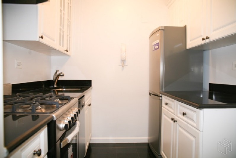 Photo 1 of 201 East 19th Street 11G, Gramercy Park, NYC, $3,295, Web #: 18967280