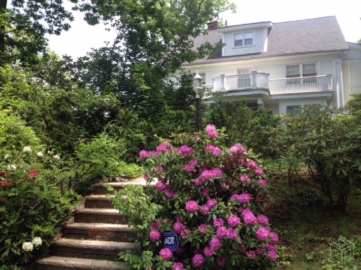 Photo 1 of 33 Clarendon Place, Bloomfield, New Jersey, $385,000, Web #: 18975351
