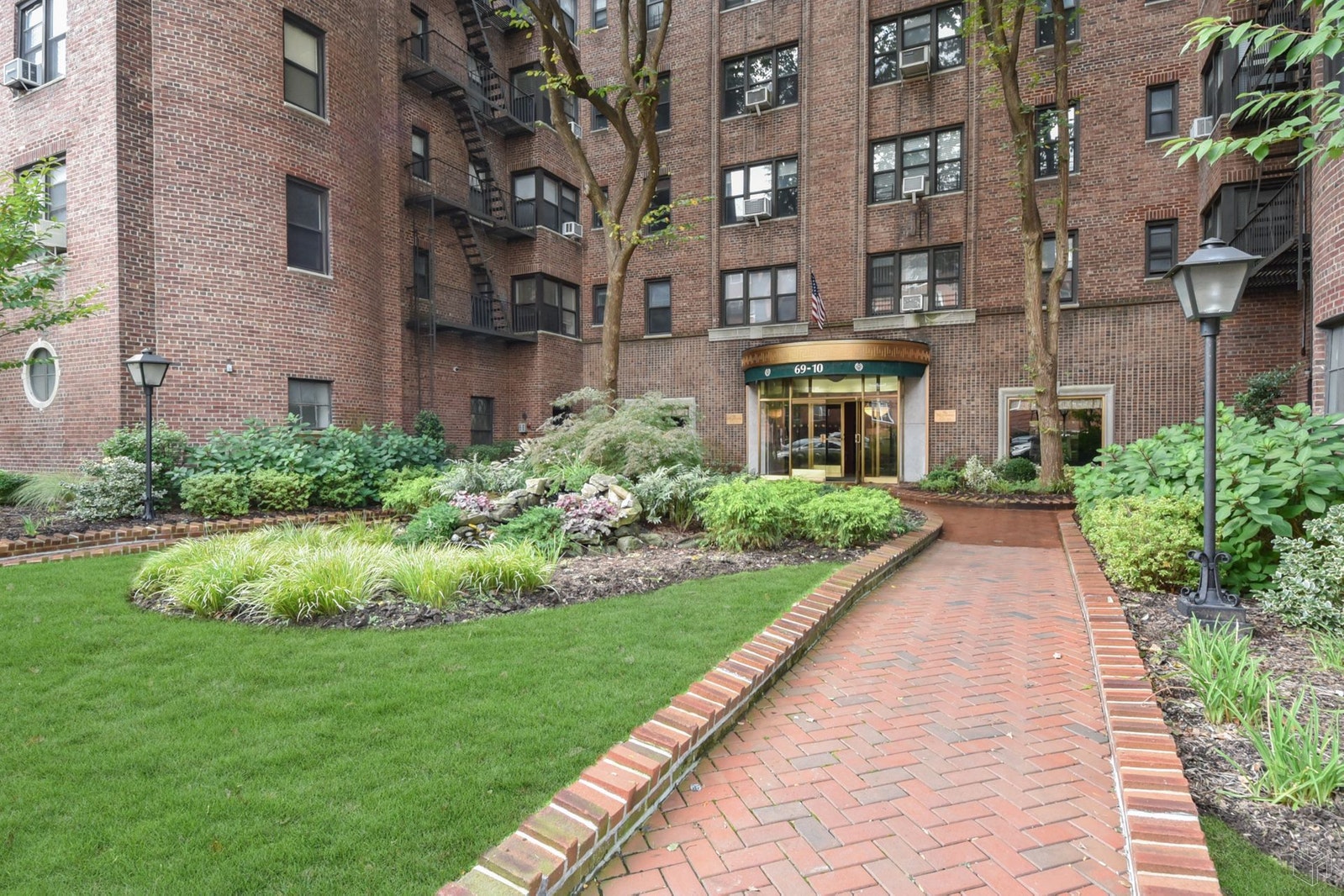 Photo 1 of 69 -10 Yellowstone Boulev 306, Forest Hills, Queens, NY, $350,000, Web #: 19124201