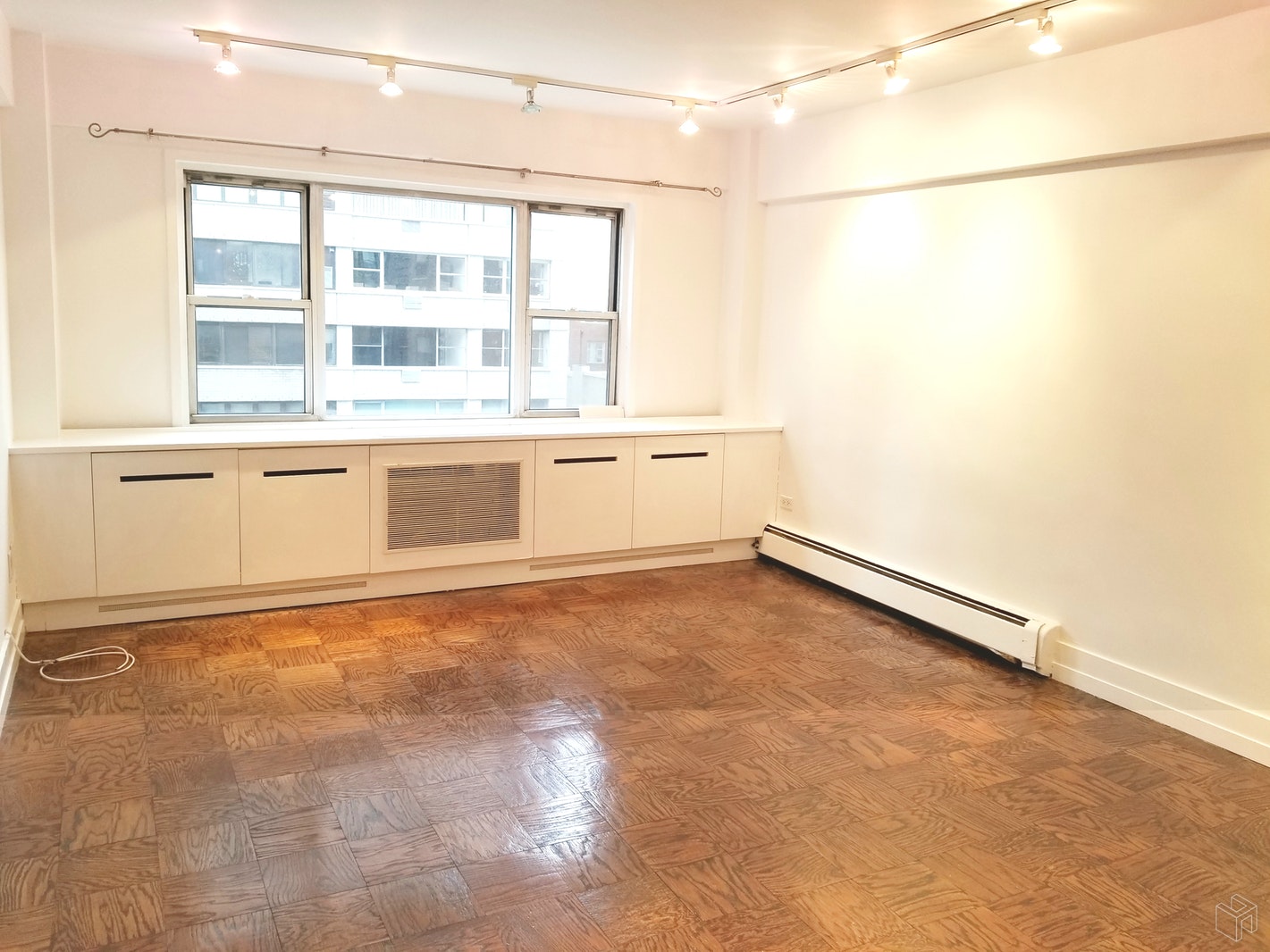 Photo 1 of 40 Sutton Place 7J, Midtown East, NYC, $3,000, Web #: 19270368