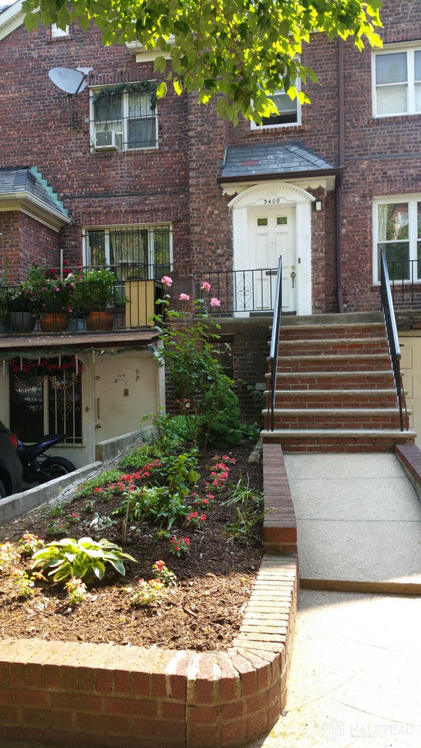 Photo 1 of 34 -09 75th Street 2, Jackson Heights, Queens, NY, $2,000, Web #: 19725572