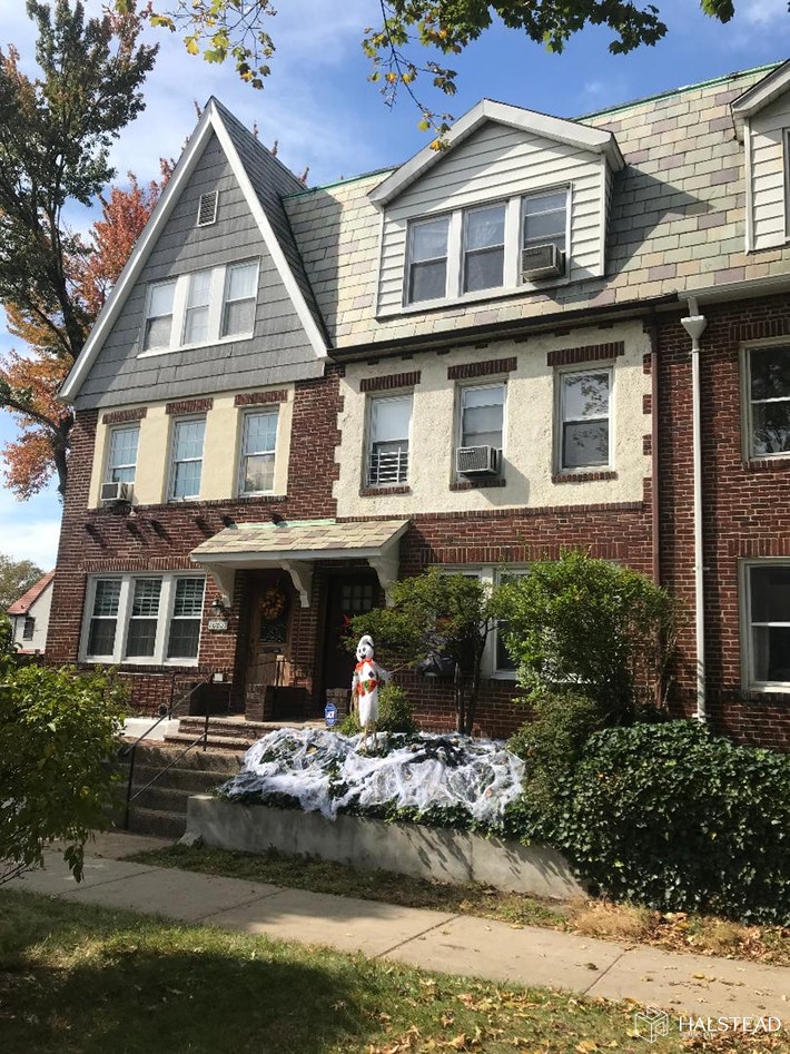 Photo 1 of 102 -03 Ascan Avenue 2, Forest Hills, Queens, NY, $1,700, Web #: 19927865