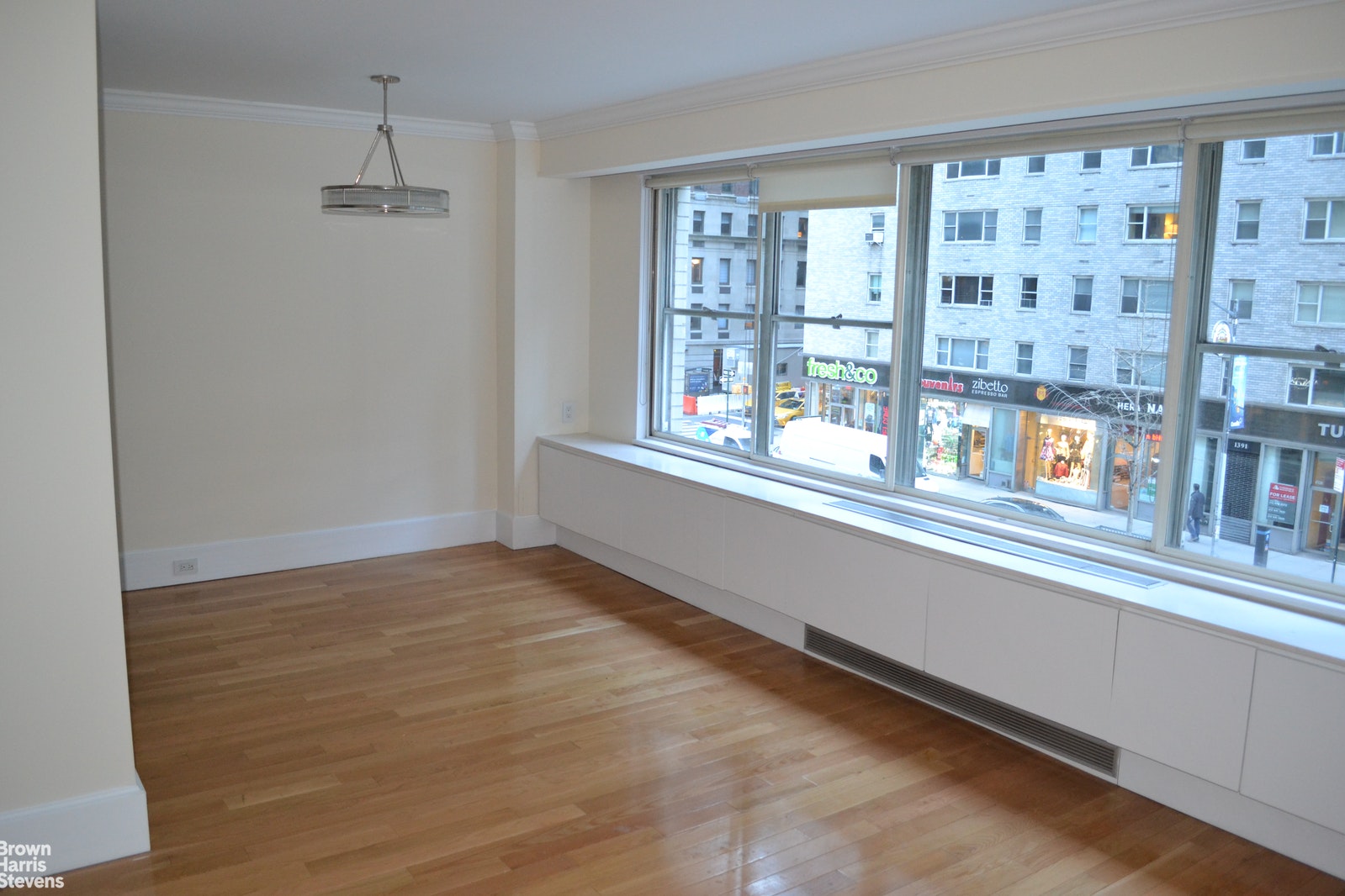 Photo 1 of 57th/5th No Fee Huge Jr 4, Midtown West, NYC, $3,300, Web #: 20413928