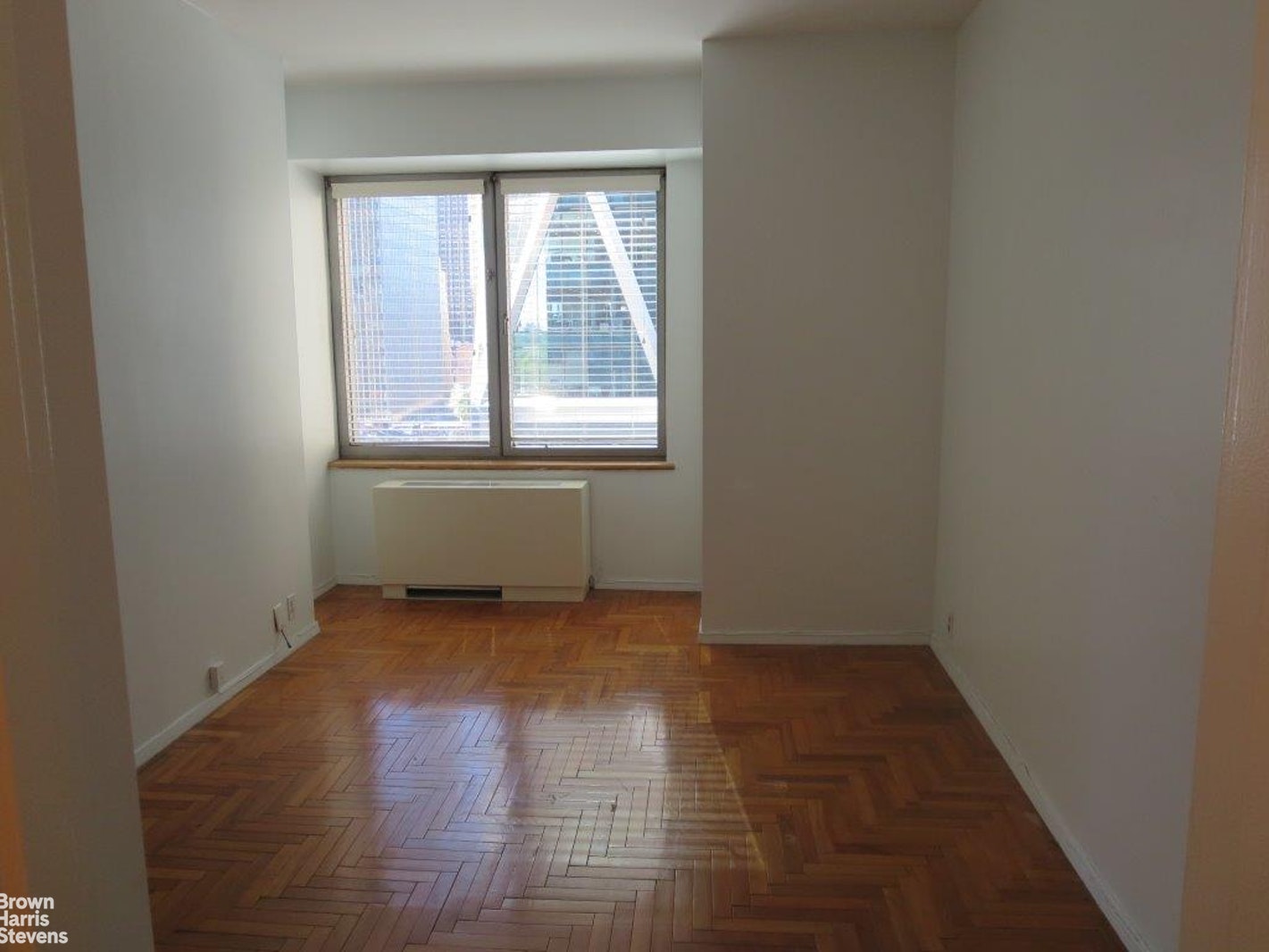 Photo 1 of 301 West 57th Street 9F, Midtown West, NYC, $2,400, Web #: 20425323