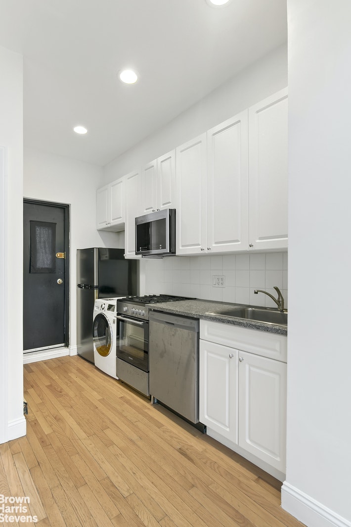 Photo 1 of 522 Ninth Avenue 6, Midtown West, NYC, $1,995, Web #: 20666695
