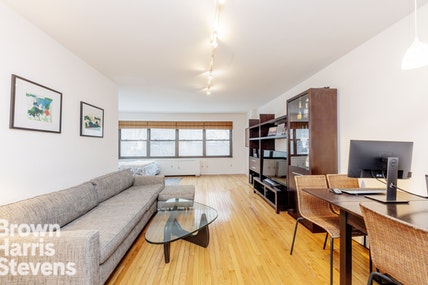 140 West End Avenue 2S, Upper West Side, NYC - 1 Bathrooms  
2.5 Rooms - 
