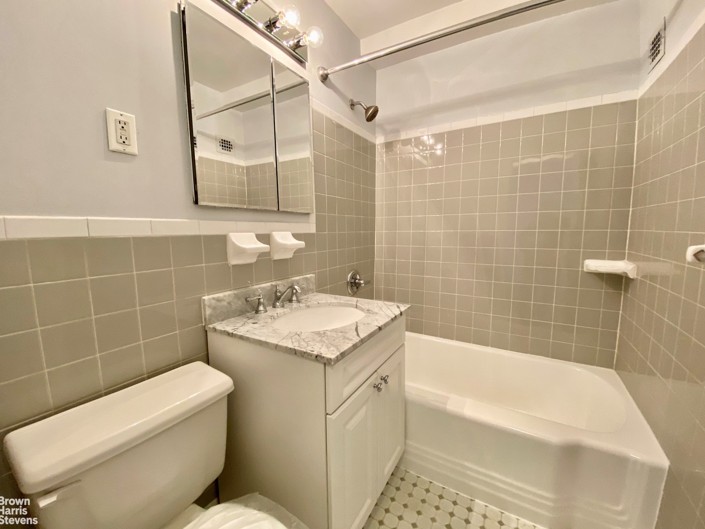 Photo 1 of 201 East 19th Street 17A, Gramercy Park, NYC, $2,845, Web #: 20815340