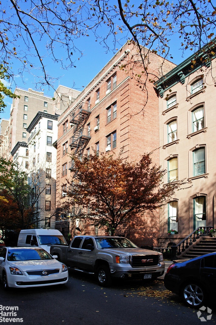 Photo 1 of 75 Pierrepont Street, Brooklyn Heights, Brooklyn, NY, $1,799, Web #: 20922102