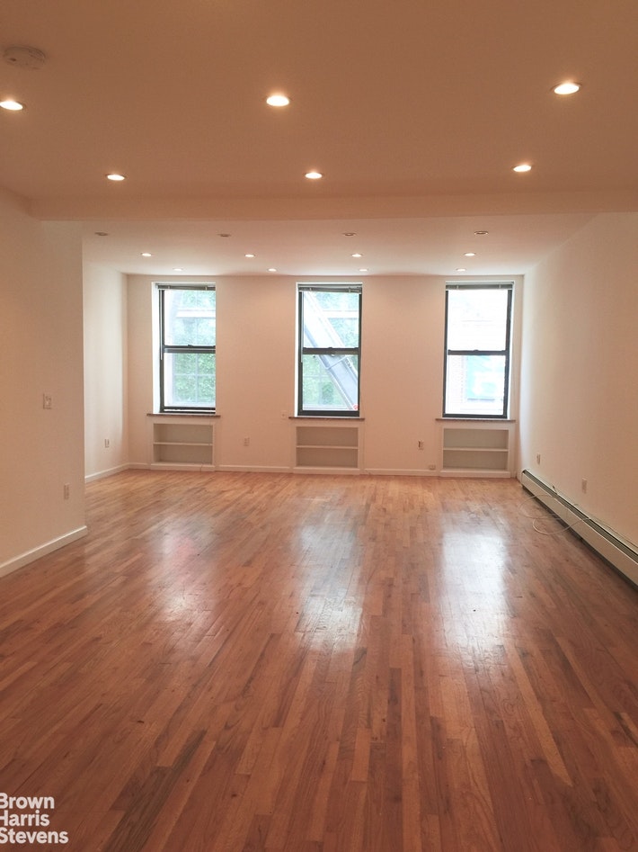 Photo 1 of 106 West 28th Street, Chelsea, NYC, $3,000, Web #: 21134317