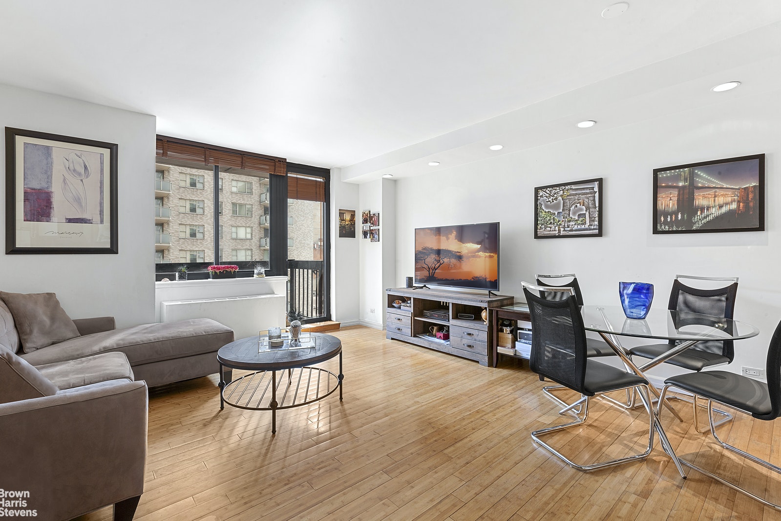 Photo 1 of 250 East 40th Street 9F, Midtown East, NYC, $876,525, Web #: 21300595