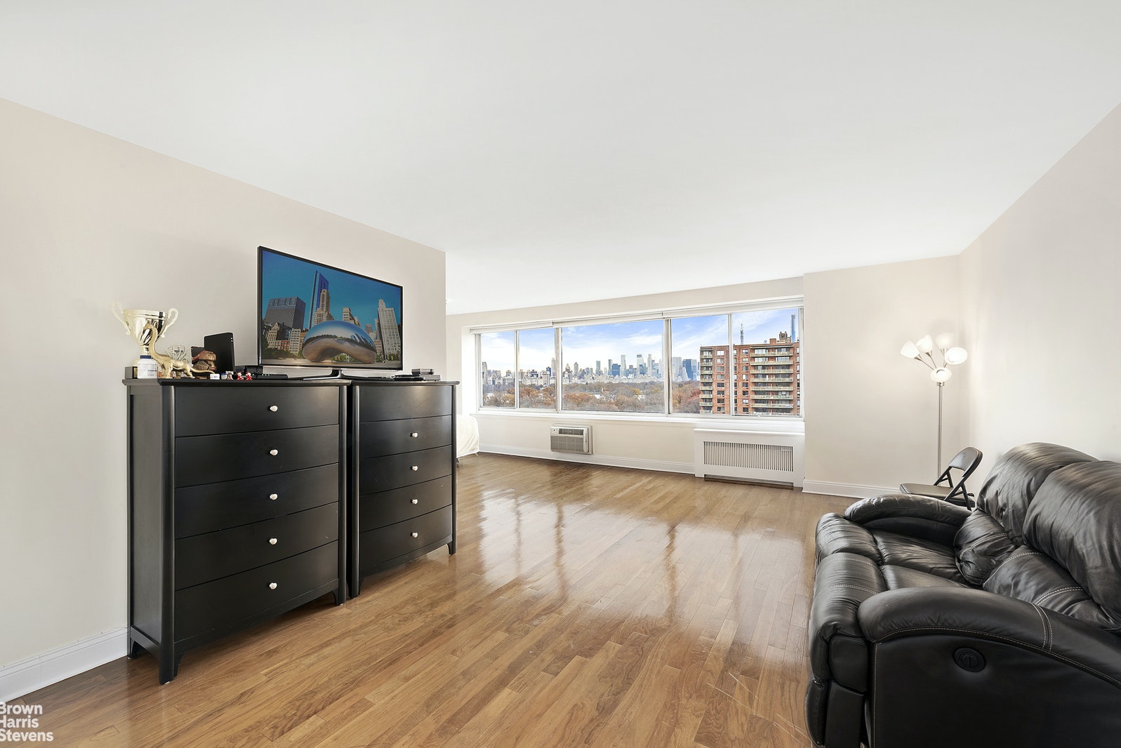 Photo 1 of Southern Central Park Views High Floor , Upper West Side, NYC, $3,100, Web #: 21354438
