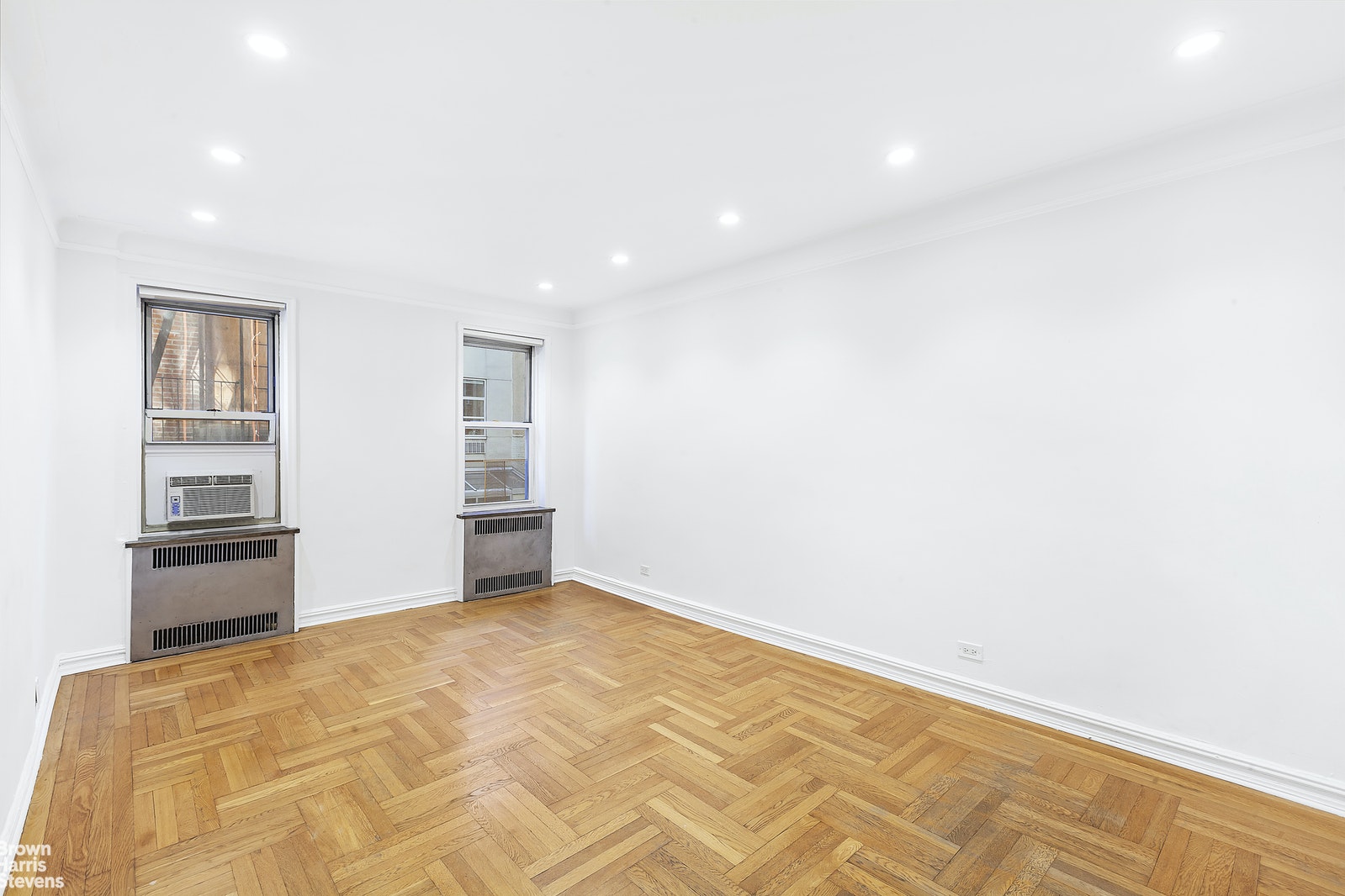 Photo 1 of 210 West 19th Street 2G, Chelsea, NYC, $4,000, Web #: 21400260