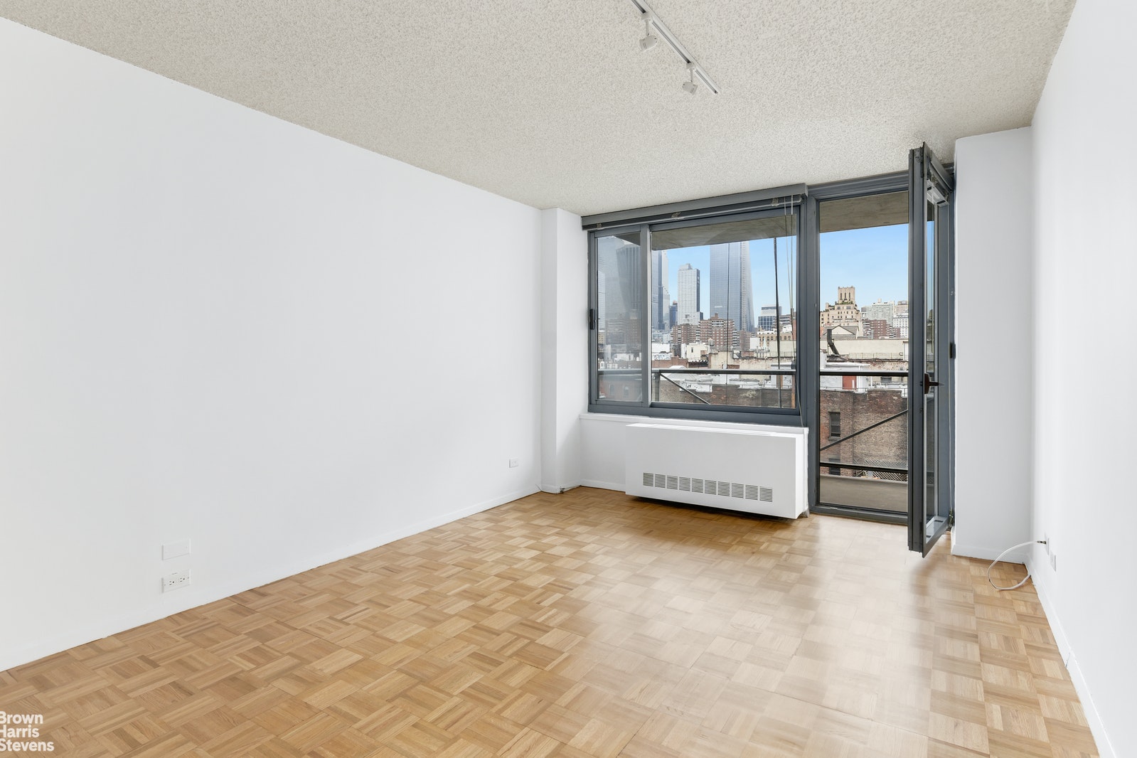 Photo 1 of 270 West 17th Street 7A, Chelsea, NYC, $4,950, Web #: 21868486
