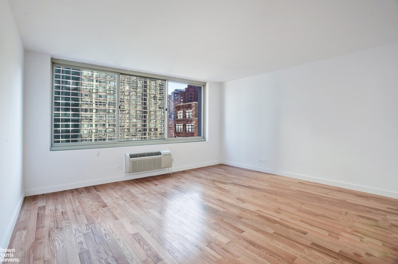 Photo 1 of 333 East 45th Street 23F, Midtown East, NYC, $3,600, Web #: 21949516