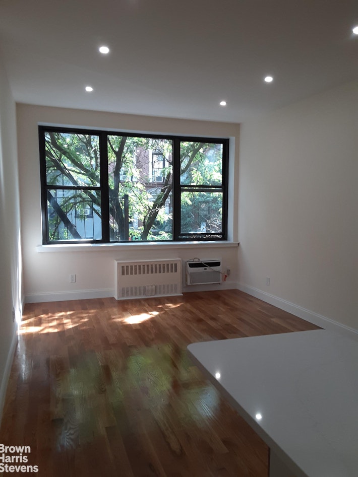 Photo 1 of 339 East 65th Street, Upper East Side, NYC, $2,800, Web #: 22886149