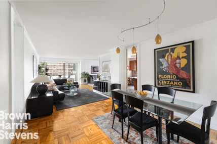 Property for Sale at 300 East 40th Street, Murray Hill, NYC - Bedrooms: 2 
Bathrooms: 1 
Rooms: 4  - $1,245,000