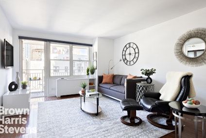 Property for Sale at 201 West 70th Street 11A, Upper West Side, NYC - Bedrooms: 1 
Bathrooms: 1 
Rooms: 3  - $850,000