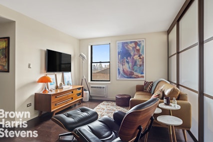 Rental Property at 165 Christopher Street 5D, West Village, NYC - Bedrooms: 1 
Bathrooms: 1 
Rooms: 3  - $6,000 MO.