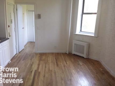 Rental Property at 630 East 9th Street 4, East Village, NYC - Bedrooms: 2 
Bathrooms: 1 
Rooms: 4  - $3,850 MO.
