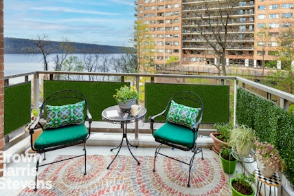 Property for Sale at 2621 Palisade Avenue 2H, Spuyten Duyvil, New York - Bedrooms: 2 
Bathrooms: 1 
Rooms: 3.5 - $542,000