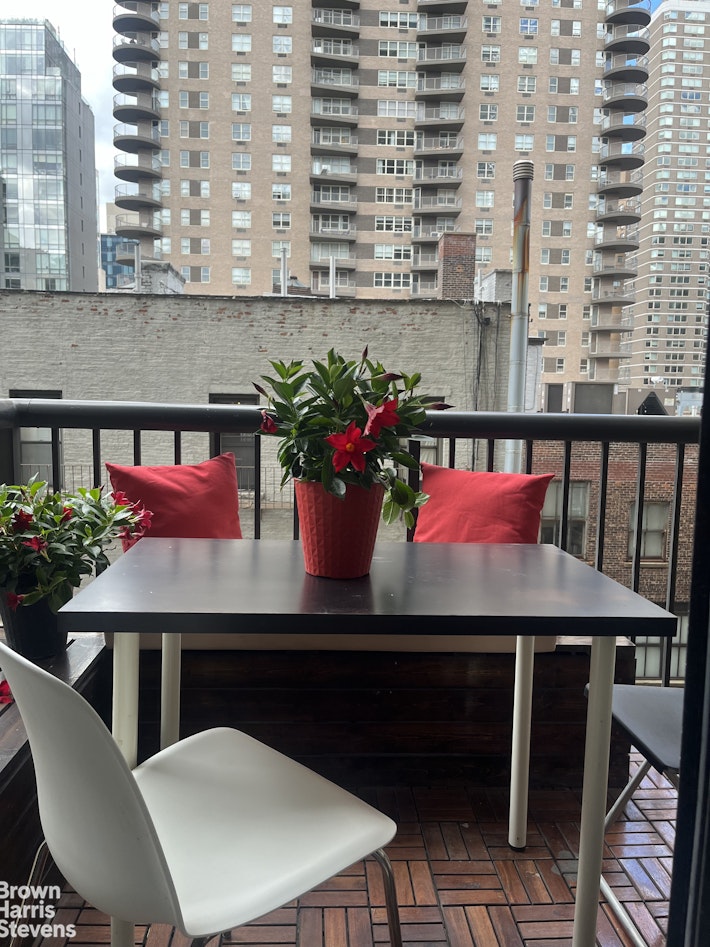 Photo 1 of 171 East 84th Street 6E, Upper East Side, NYC, $4,200, Web #: 23001037