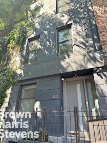 203 West 22nd Street, Chelsea, NYC - 5 Bedrooms  
5 Bathrooms  
7 Rooms - 